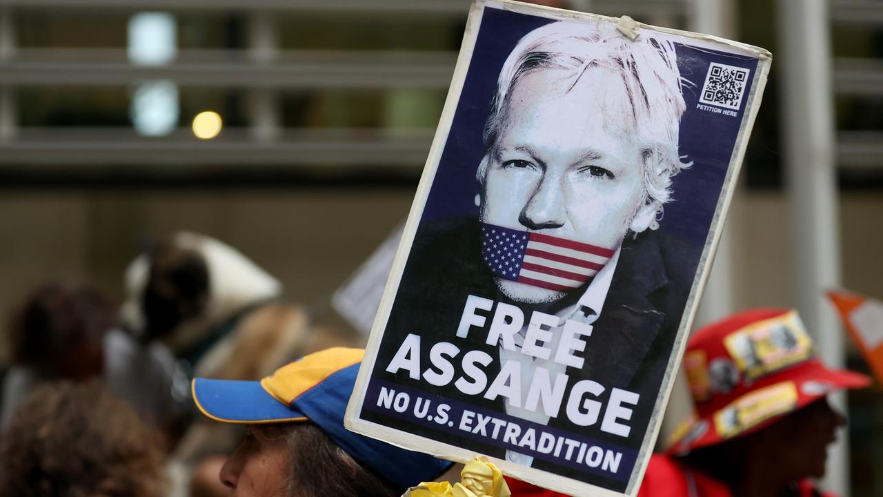 L’hacker Assange: Anonimato e Testimonianza